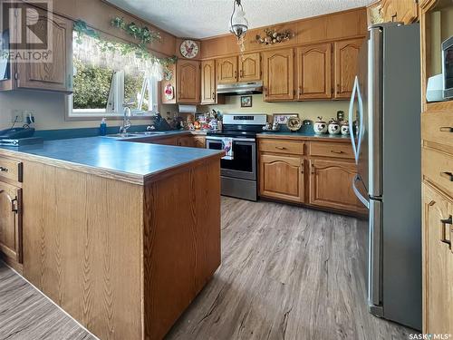 463 Steele Crescent, Swift Current, SK - Indoor Photo Showing Kitchen With Double Sink