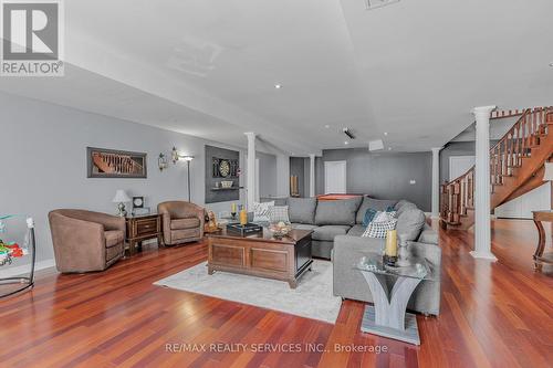 9 Garden Wood Avenue, Caledon, ON - Indoor Photo Showing Living Room