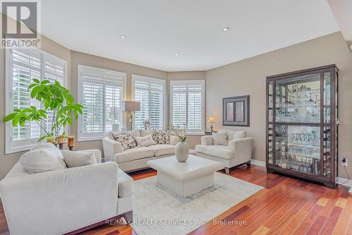 9 Garden Wood Avenue, Caledon, ON - Indoor Photo Showing Living Room