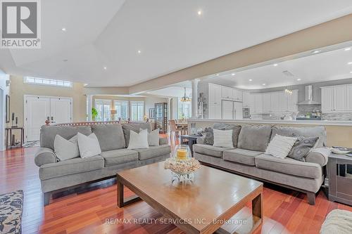 9 Garden Wood Avenue, Caledon, ON - Indoor Photo Showing Living Room