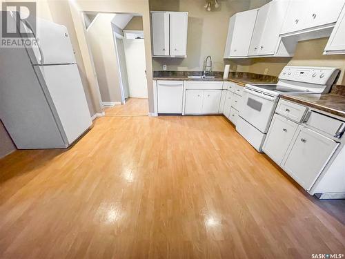 420 5Th Avenue Nw, Swift Current, SK - Indoor Photo Showing Kitchen With Double Sink