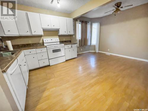 420 5Th Avenue Nw, Swift Current, SK - Indoor Photo Showing Kitchen