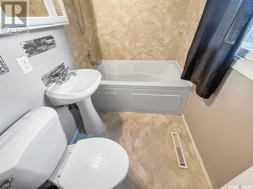 420 5Th Avenue Nw, Swift Current, SK - Indoor Photo Showing Bathroom