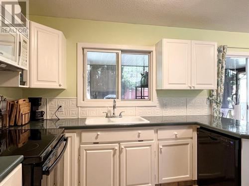 3418 Liard Court, West Kelowna, BC - Indoor Photo Showing Kitchen