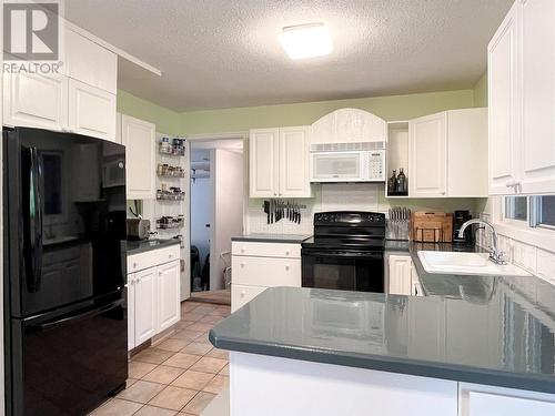 3418 Liard Court, West Kelowna, BC - Indoor Photo Showing Kitchen