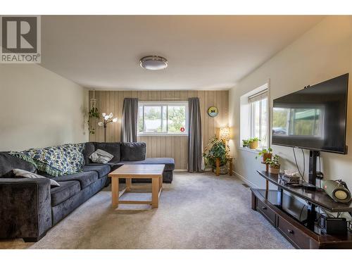 4132 Crozier Road, Spallumcheen, BC - Indoor Photo Showing Living Room