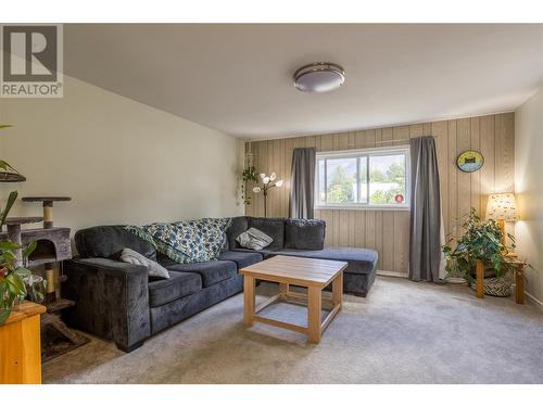 4132 Crozier Road, Spallumcheen, BC - Indoor Photo Showing Living Room