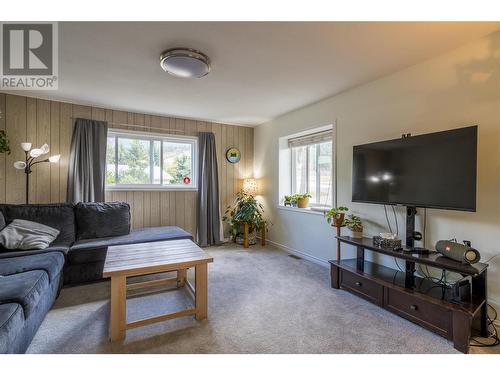 4132 Crozier Road, Spallumcheen, BC - Indoor Photo Showing Living Room