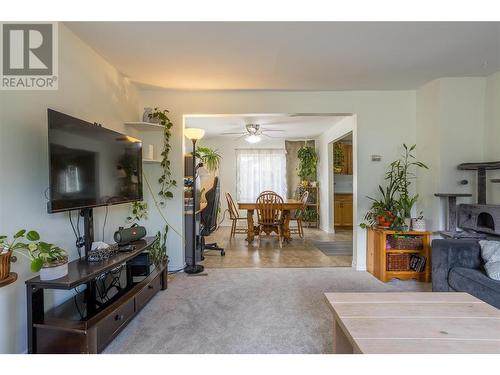 4132 Crozier Road, Spallumcheen, BC - Indoor Photo Showing Living Room