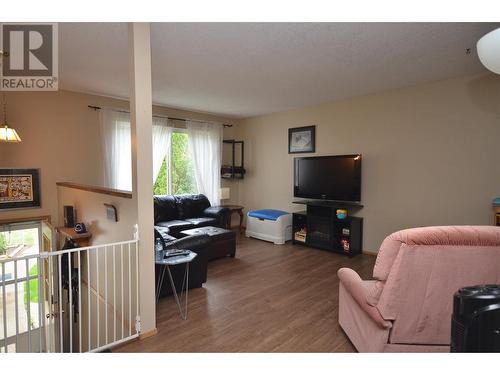 5787 Tuktakamin Road, Falkland, BC - Indoor Photo Showing Living Room