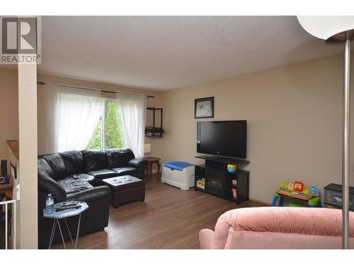 5787 Tuktakamin Road, Falkland, BC - Indoor Photo Showing Living Room