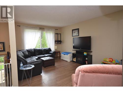 5787 Tuktakamin Road, Falkland, BC - Indoor Photo Showing Living Room