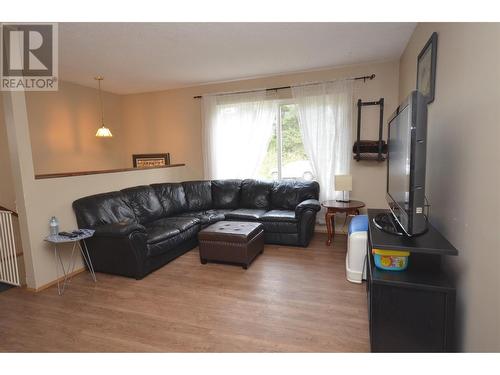 5787 Tuktakamin Road, Falkland, BC - Indoor Photo Showing Living Room