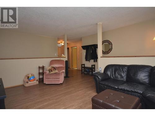 5787 Tuktakamin Road, Falkland, BC - Indoor Photo Showing Living Room