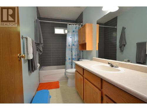 5787 Tuktakamin Road, Falkland, BC - Indoor Photo Showing Bathroom