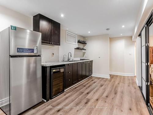 25 La Roche Ave Ave, Halton Hills, ON - Indoor Photo Showing Kitchen