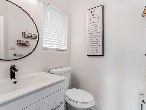 25 La Roche Ave Ave, Halton Hills, ON - Indoor Photo Showing Bathroom