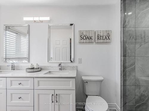 25 La Roche Ave Ave, Halton Hills, ON - Indoor Photo Showing Bathroom