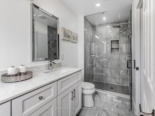 25 La Roche Ave Ave, Halton Hills, ON - Indoor Photo Showing Bathroom