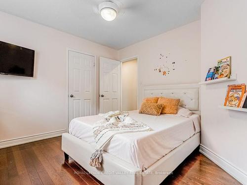 25 La Roche Ave Ave, Halton Hills, ON - Indoor Photo Showing Bedroom