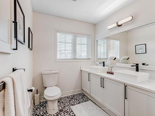 25 La Roche Ave Ave, Halton Hills, ON - Indoor Photo Showing Bathroom