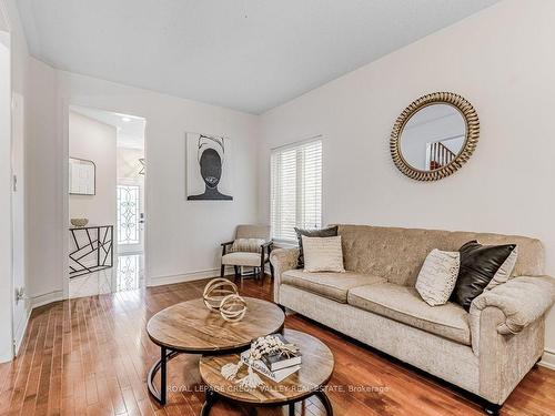 25 La Roche Ave Ave, Halton Hills, ON - Indoor Photo Showing Living Room