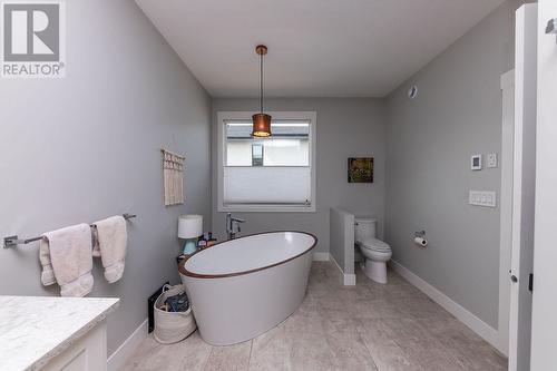 2170 Crosshill Drive, Kamloops, BC - Indoor Photo Showing Bathroom