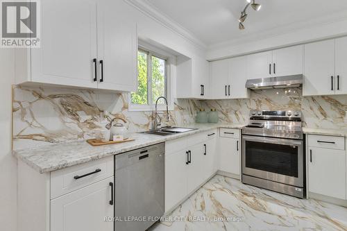 452 Exmouth Circle, London, ON - Indoor Photo Showing Kitchen With Double Sink With Upgraded Kitchen