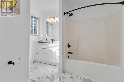 452 Exmouth Circle, London, ON - Indoor Photo Showing Bathroom