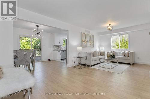 452 Exmouth Circle, London, ON - Indoor Photo Showing Living Room