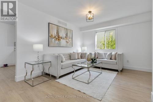 452 Exmouth Circle, London, ON - Indoor Photo Showing Living Room