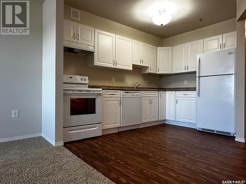 303 680 7Th Avenue E, Melville, SK - Indoor Photo Showing Kitchen