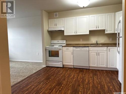 303 680 7Th Avenue E, Melville, SK - Indoor Photo Showing Kitchen