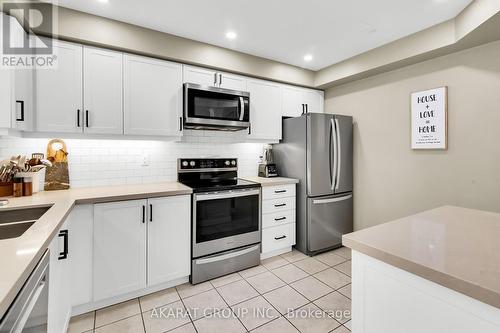 2070 Glenhampton Road, Oakville (West Oak Trails), ON - Indoor Photo Showing Kitchen With Stainless Steel Kitchen With Double Sink With Upgraded Kitchen