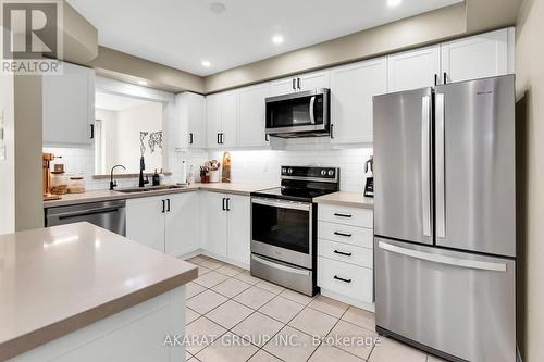 2070 Glenhampton Road, Oakville (West Oak Trails), ON - Indoor Photo Showing Kitchen With Stainless Steel Kitchen With Double Sink With Upgraded Kitchen