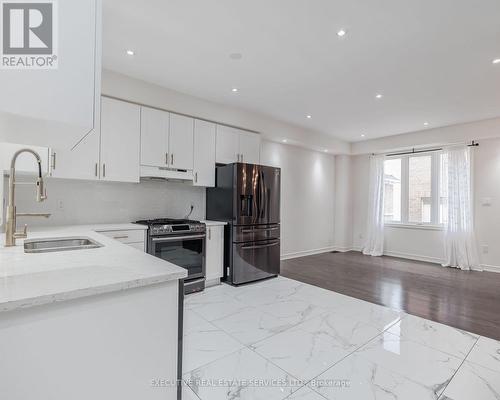 152 Remembrance Road, Brampton (Northwest Brampton), ON - Indoor Photo Showing Kitchen With Upgraded Kitchen