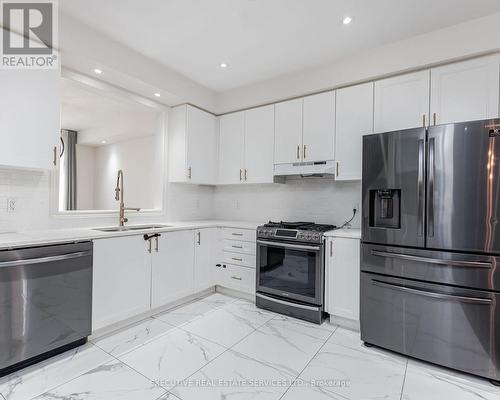 152 Remembrance Road, Brampton (Northwest Brampton), ON - Indoor Photo Showing Kitchen