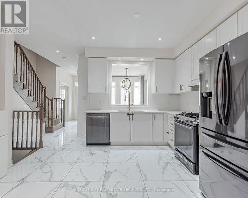 152 Remembrance Road, Brampton (Northwest Brampton), ON - Indoor Photo Showing Kitchen With Upgraded Kitchen