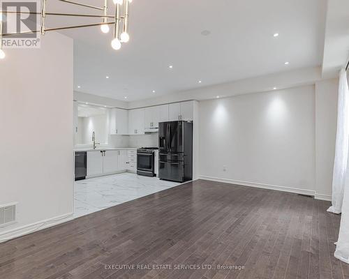 152 Remembrance Road, Brampton (Northwest Brampton), ON - Indoor Photo Showing Kitchen