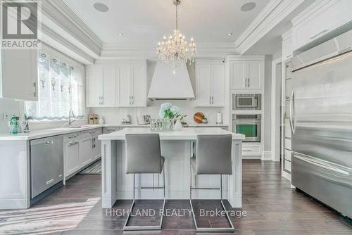 150 Oliver Place, Oakville, ON - Indoor Photo Showing Kitchen With Upgraded Kitchen