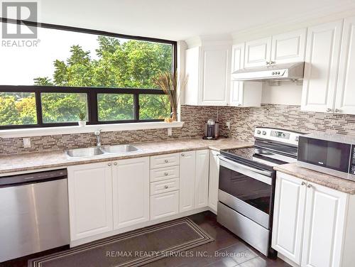 417 - 188 Mill Street S, Brampton (Brampton South), ON - Indoor Photo Showing Kitchen With Double Sink With Upgraded Kitchen