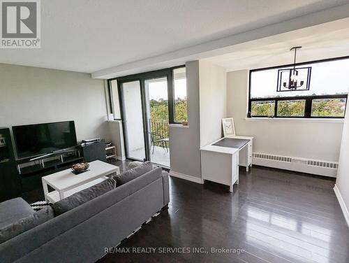 417 - 188 Mill Street S, Brampton (Brampton South), ON - Indoor Photo Showing Living Room