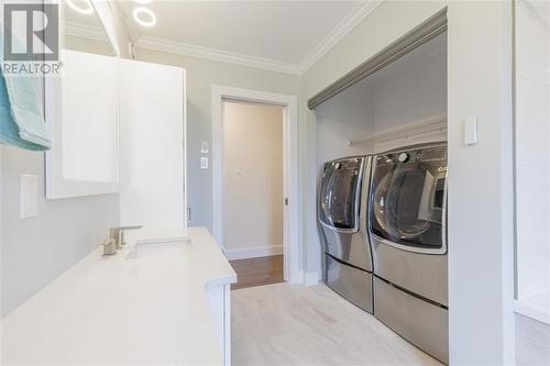 4-piece bath & laundry - 11141 County Road 2 Road, South Dundas, ON - Indoor Photo Showing Laundry Room