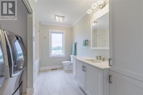 4-piece bath & laundry - 11141 County Road 2 Road, South Dundas, ON - Indoor Photo Showing Bathroom