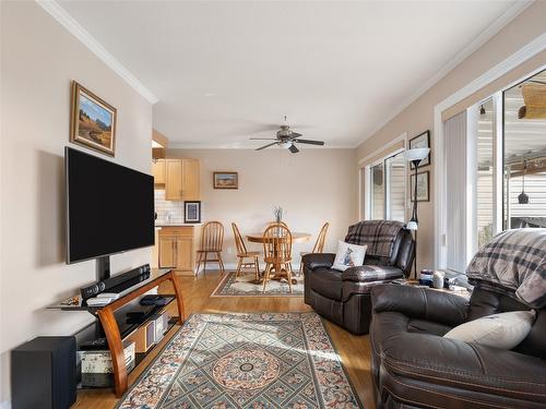 10-4404 Pleasant Valley Road, Vernon, BC - Indoor Photo Showing Living Room