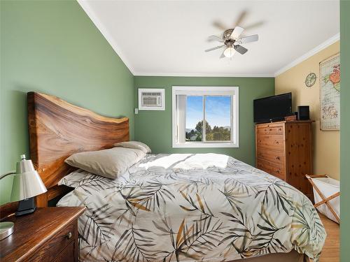 10-4404 Pleasant Valley Road, Vernon, BC - Indoor Photo Showing Bedroom