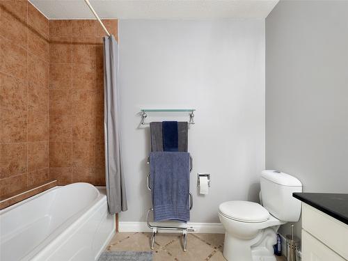 10-4404 Pleasant Valley Road, Vernon, BC - Indoor Photo Showing Bathroom