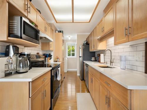 10-4404 Pleasant Valley Road, Vernon, BC - Indoor Photo Showing Kitchen