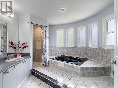 3821 Trelawny Circle, Mississauga, ON - Indoor Photo Showing Bathroom