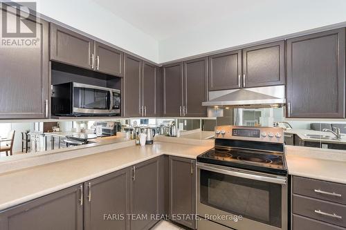 67 Heritage Court, Barrie, ON - Indoor Photo Showing Kitchen